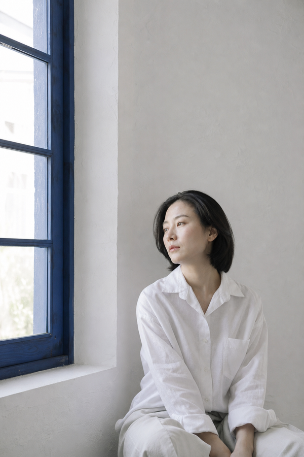 旧式蓝窗、留白墙面、极简神情。